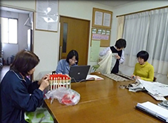 生活訓練：編み物、裁縫、パソコン等個別プログラムとともにＳＳＴ、生活トレーニング、社会見学、実習に取り組んでいます。